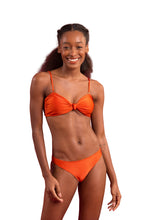 Załaduj obraz do przeglądarki galerii, Model Front: Rio De Sol Zestaw Bikini Set Paprica Bandeau-Joy Essential

