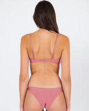 Załaduj obraz do przeglądarki galerii, Image 06: Rio De Sol Zestaw Bikini Set Shimmer-Confetti Bandeau-Knot Essential
