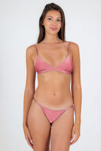 Załaduj obraz do przeglądarki galerii, Model Front: Rio De Sol Zestaw Bikini Set Shimmer-Confetti Tri-Fixo California
