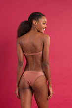 Załaduj obraz do przeglądarki galerii, Image 10: Rio De Sol Zestaw Bikini Set Shimmer-Copper Bandeau-Joy Essential
