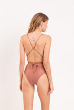 Załaduj obraz do przeglądarki galerii, Model Back: Rio De Sol Kostium Jednoczęściowy Shimmer-Copper New Vegas
