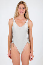 Załaduj obraz do przeglądarki galerii, Model Front: Rio De Sol Kostium Jednoczęściowy Shimmer-White Zoe
