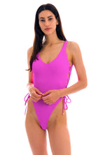 Załaduj obraz do przeglądarki galerii, Model Front: Rio De Sol Kostium Jednoczęściowy St-Tpz Pink Zoe
