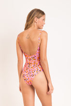 Załaduj obraz do przeglądarki galerii, Model Back: Rio De Sol Kostium Jednoczęściowy Sweet-Camo Hype
