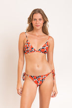 Załaduj obraz do przeglądarki galerii, Model Front: Rio De Sol Top Bikini Top Amore-Red Tri-Fixo
