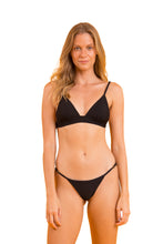 Załaduj obraz do przeglądarki galerii, Model Front: Rio De Sol Top Bikini Top Bora-Black Tri-Cos
