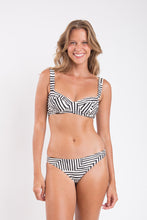 Załaduj obraz do przeglądarki galerii, Model Front: Rio De Sol Top Bikini Top Collage Amelia
