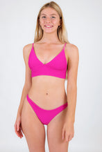 Załaduj obraz do przeglądarki galerii, Model Front: Rio De Sol Top Bikini Top Cotele-Amaranto Tri-Tank
