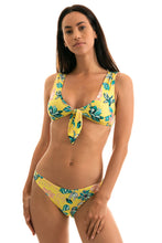 Załaduj obraz do przeglądarki galerii, Model Front: Rio De Sol Top Bikini Top Florescer Highleg
