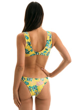 Załaduj obraz do przeglądarki galerii, Model Back: Rio De Sol Top Bikini Top Florescer Highleg
