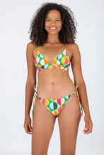 Załaduj obraz do przeglądarki galerii, Model Front: Rio De Sol Top Bikini Top Garden-City Tri-Cos
