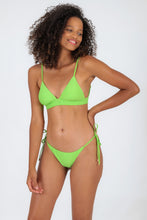 Załaduj obraz do przeglądarki galerii, Model Front: Rio De Sol Top Bikini Top Lemon Tri-Cos
