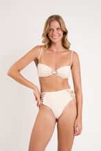 Załaduj obraz do przeglądarki galerii, Model Front: Rio De Sol Top Bikini Top Malibu-Natural Bandeau-Iris
