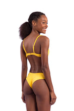 Załaduj obraz do przeglądarki galerii, Model Back: Rio De Sol Top Bikini Top Malibu-Yellow Balconet

