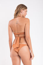 Załaduj obraz do przeglądarki galerii, Model Back: Rio De Sol Top Bikini Top Nocciola Dune
