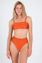 Załaduj obraz do przeglądarki galerii, Model Front: Rio De Sol Top Bikini Top Paprica Bandeau-Reto
