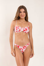 Załaduj obraz do przeglądarki galerii, Model Front: Rio De Sol Top Bikini Top Pua-Hibiscus Coral
