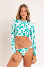 Załaduj obraz do przeglądarki galerii, Model Front: Rio De Sol Top Bikini Top Pua-Valley Reef
