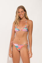 Załaduj obraz do przeglądarki galerii, Model Front: Rio De Sol Top Bikini Top River Frufru
