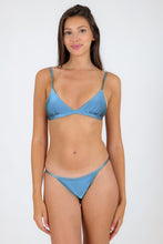 Załaduj obraz do przeglądarki galerii, Model Front: Rio De Sol Top Bikini Top Shimmer-Baltic-Sea Tri-Fixo
