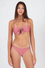 Załaduj obraz do przeglądarki galerii, Model Front: Rio De Sol Top Bikini Top Shimmer-Confetti Bandeau-Knot
