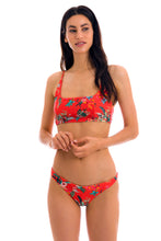 Załaduj obraz do przeglądarki galerii, Model Front: Rio De Sol Top Bikini Top Wildflowers Bra-Sport
