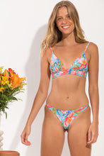 Załaduj obraz do przeglądarki galerii, Model Front: Rio De Sol Top Bikini Top Zinnia Tri-Cos
