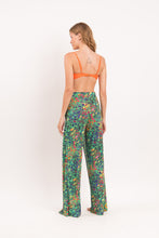 Załaduj obraz do przeglądarki galerii, Model Back: Rio De Sol Spodnie Plażowe Wilds Wide Pants
