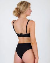 Załaduj obraz do przeglądarki galerii, Set Shimmer-Black Bandeau-Reto Hotpants
