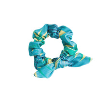 Załaduj obraz do przeglądarki galerii, Flower Geometric Scrunchie
